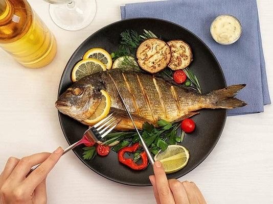 Thấy ăn cá có phải là điềm tốt? Giải mã điềm báo