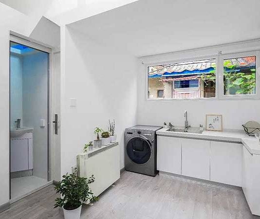 cửa nhà vệ sinh đối diện bếp