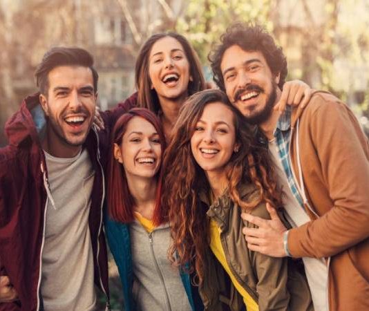 Nhìn thấy bạn thân có điềm báo gì và gợi ý số liên quan