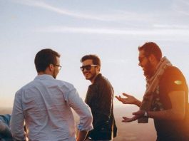 nhìn thấy anh trai