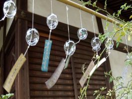 có nên treo chuông gió trước cửa nhà