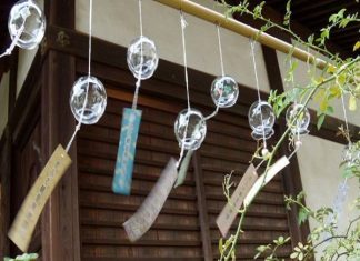 có nên treo chuông gió trước cửa nhà