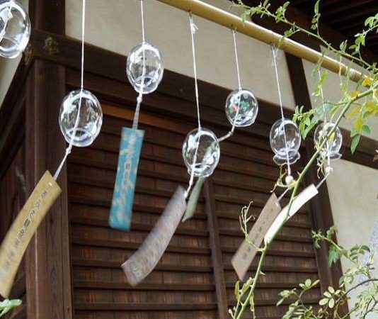 có nên treo chuông gió trước cửa nhà