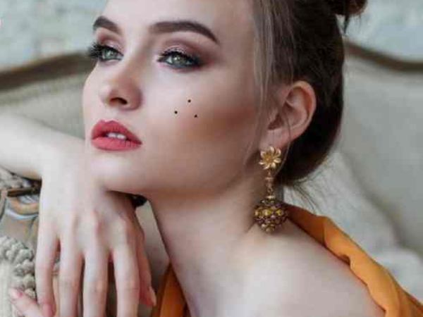 Nốt ruồi hình tam giác ở má