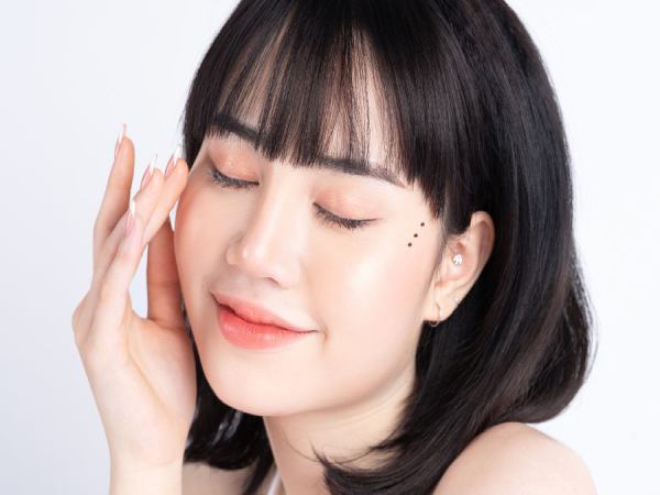 Ba nốt ruồi ở thái dương