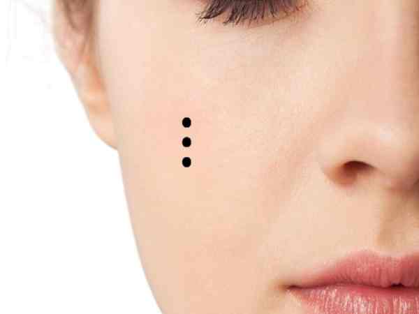 Phụ nữ có 3 nốt ruồi thẳng hàng