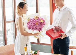 Giấc mơ thấy được tặng hoa báo hiệu may mắn gõ cửa?