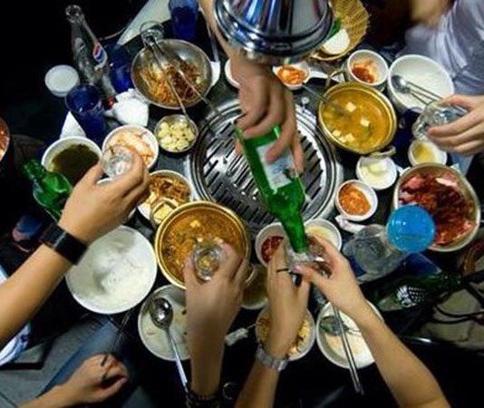 Nằm mơ thấy ăn nhậu nhắc đến điềm tốt hay xấu?