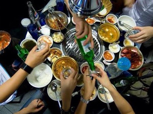 Nằm mơ thấy ăn nhậu nhắc đến điềm tốt hay xấu?