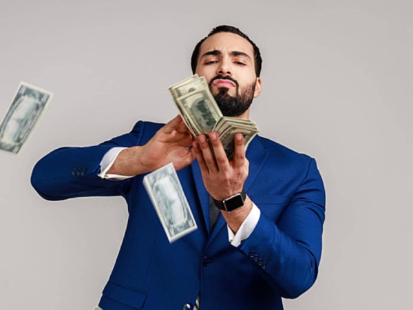 Giải mã mơ thấy đàn ông cho tiền 500 nghìn là điềm gì?