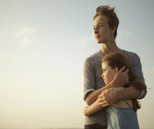 Mơ thấy anh trai ý nghĩa gì, hé lộ con số nào may mắn? mơ thấy anh trai