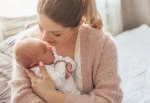 Nằm mơ thấy bế em bé là điềm gì, con số gì may mắn?