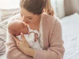 Nằm mơ thấy bế em bé là điềm gì, con số gì may mắn?