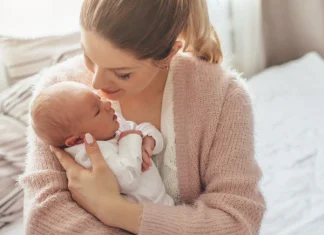 Nằm mơ thấy bế em bé là điềm gì, con số gì may mắn?