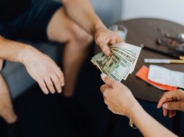 Luận giải nằm mơ thấy có người cho tiền có con gì may mắn?