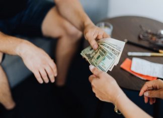 Luận giải nằm mơ thấy có người cho tiền có con gì may mắn?