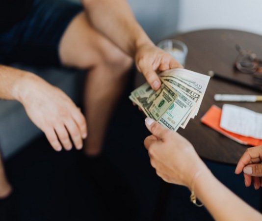 Luận giải nằm mơ thấy có người cho tiền có con gì may mắn?