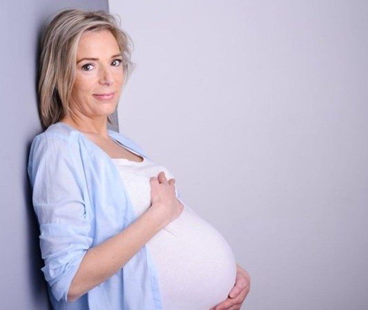 Nằm mơ thấy người khác mang bầu là điềm gì, con gì may?