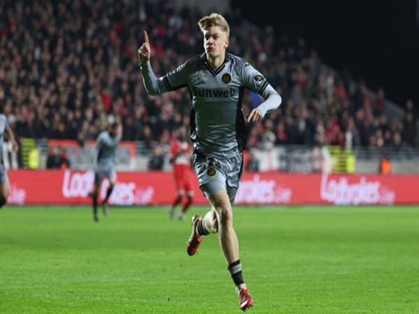 Manchester United và Tottenham cùng theo đuổi Nathan De Cat