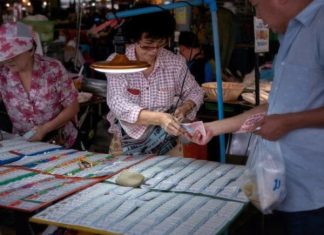 Nằm mơ thấy mua vé số là điềm gì, số gì con gì hên nhất?
