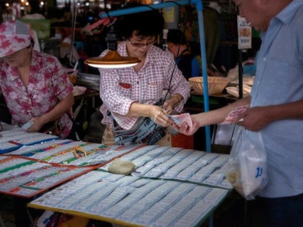 Nằm mơ thấy mua vé số là điềm gì, số gì con gì hên nhất?